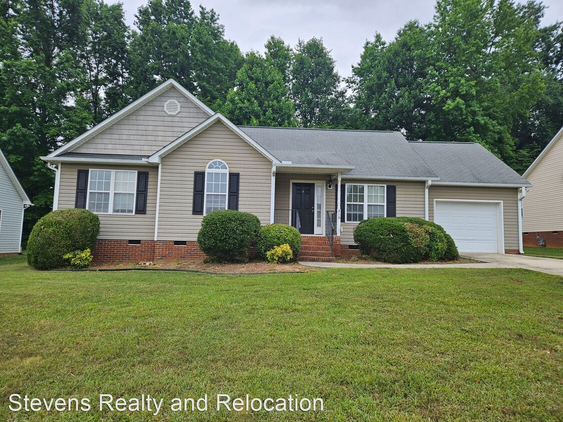 Primary Photo - 3 br, 2 bath House - 215 E. Drake Lane