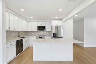 Building Photo - 6505 Columbia Ave