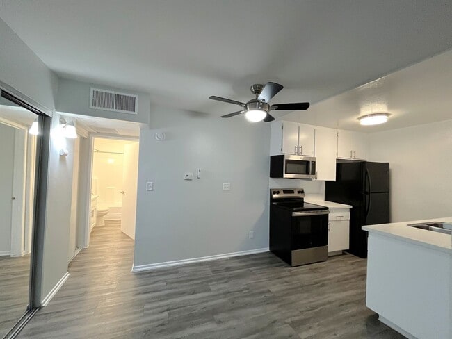 Interior Photo - 951 S. Oxford