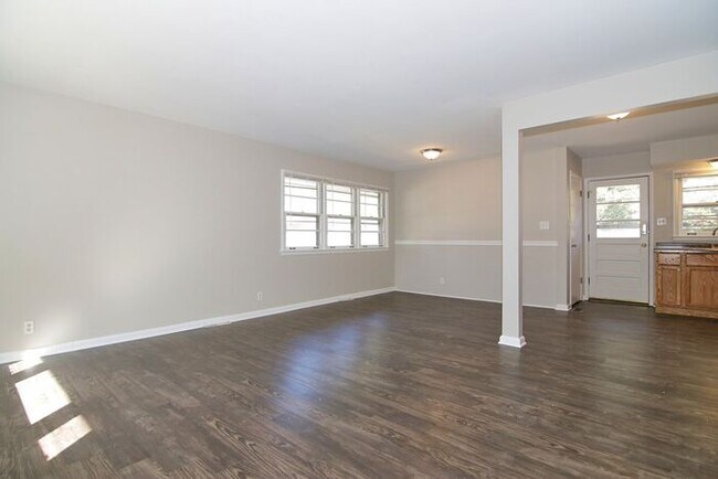 Foto del edificio - GREAT LAWRENCE TOWNSHIP HOME!