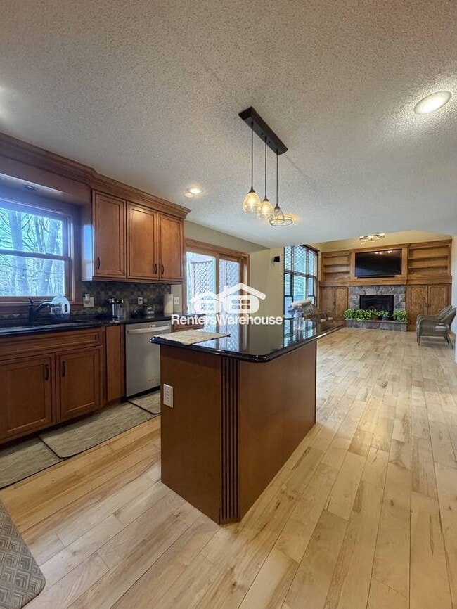 Building Photo - Available April 15 4 Bedroom 3 Bathrooms Single Family Home in Plymouth