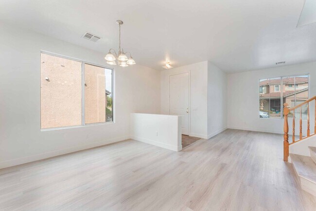 Foto del edificio - BEAUTIFUL 5 BEDROOM HOME IN HENDERSON