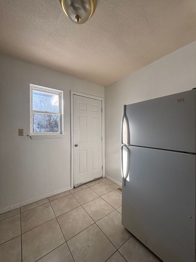 Foto del edificio - 2 bedroom 1 bath duplex available now