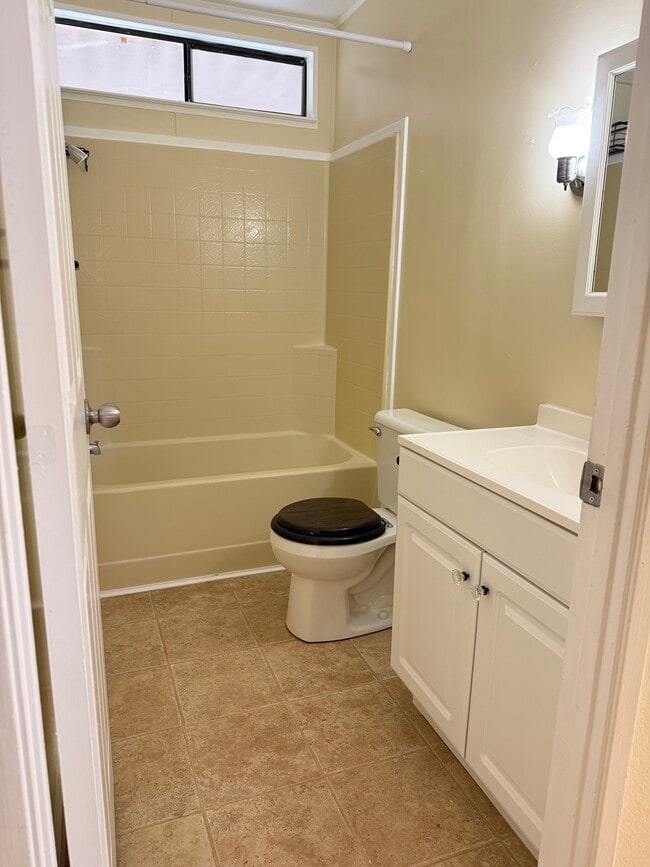 Foto del edificio - 24425 Woolsey Canyon Rd