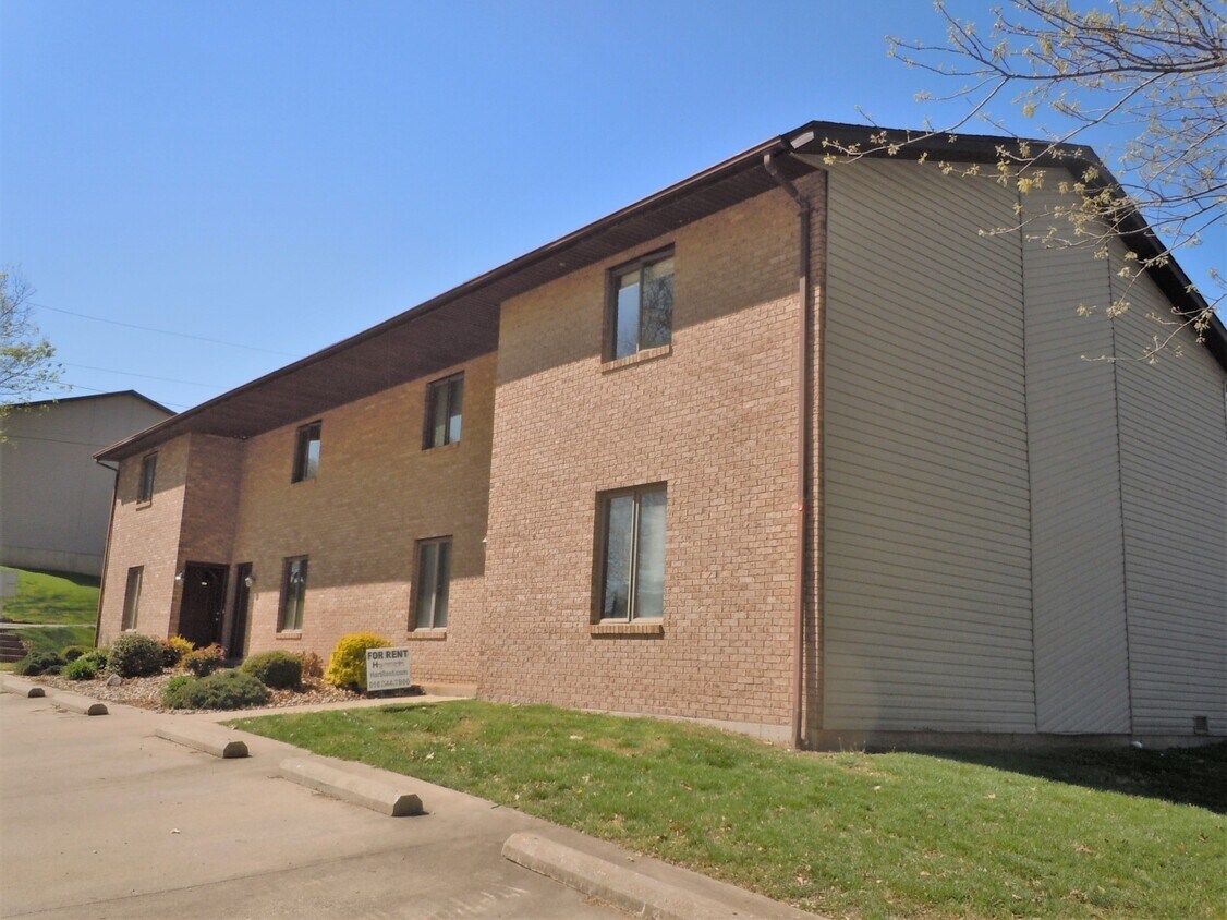 2007 Park St, Highland, IL 62249 Townhouse for Rent in Highland, IL