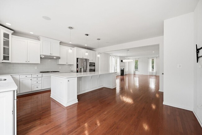 Building Photo - Spacious 4-Bedroom, Gourmet Kitchen & Finished Basement