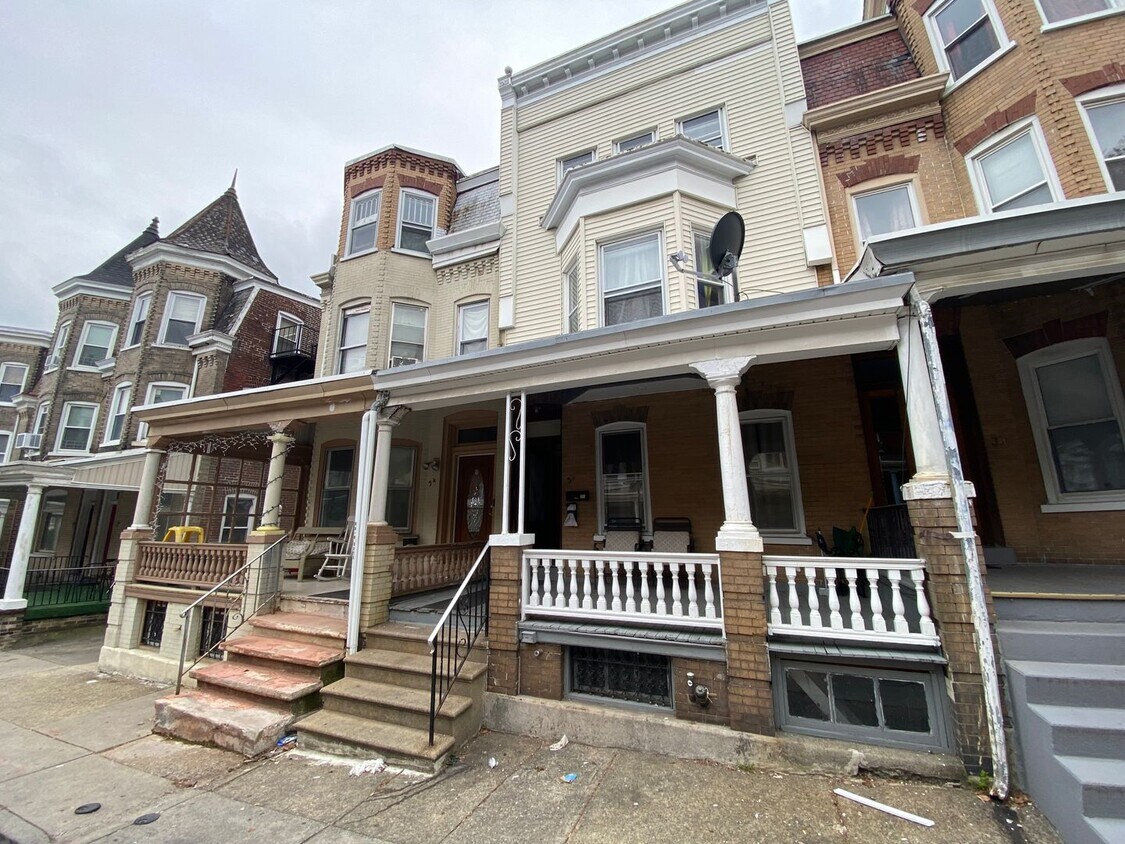 Primary Photo - 32 S Madison St