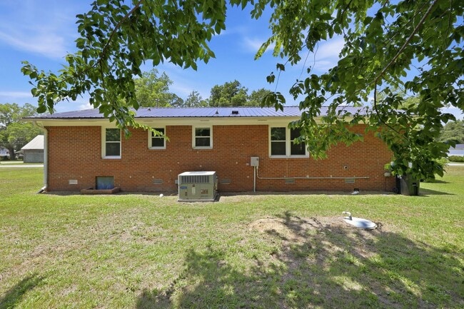 Building Photo - Charming 1,025 sq ft single-family home offering 3 bedrooms and 2 full bathrooms—perfect for comf...
