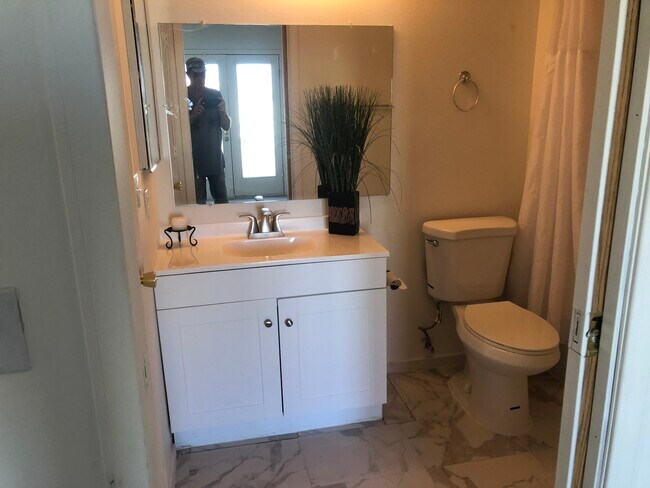 Foto del edificio - 7095 Burcot Ave