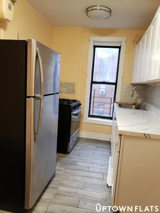 Building Photo - 689 E 189th St