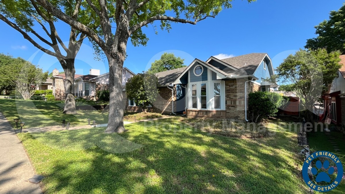 Photo - 2721 Collins Boulevard