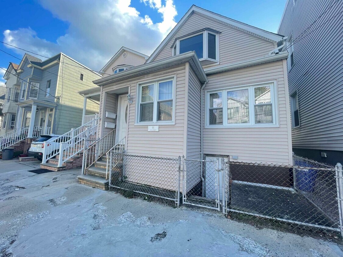 96 W 18th St Unit 2, Bayonne, NJ 07002 Condo for Rent in Bayonne, NJ
