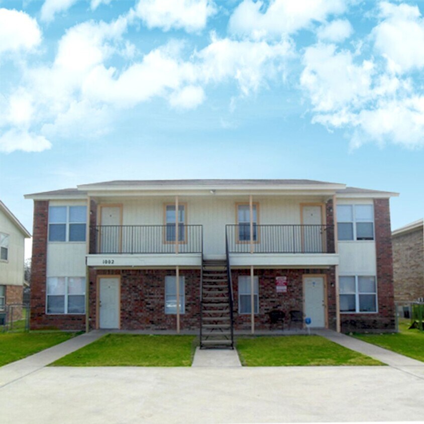 Primary Photo - 1002 Circle M Dr