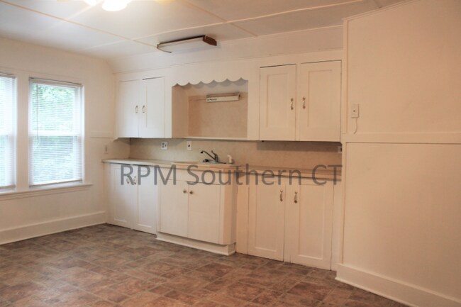 Building Photo - 2 bedroom in Seymour CT 06483-3129