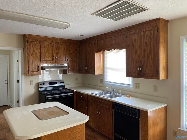 Building Photo - 402 Crutcher Cir