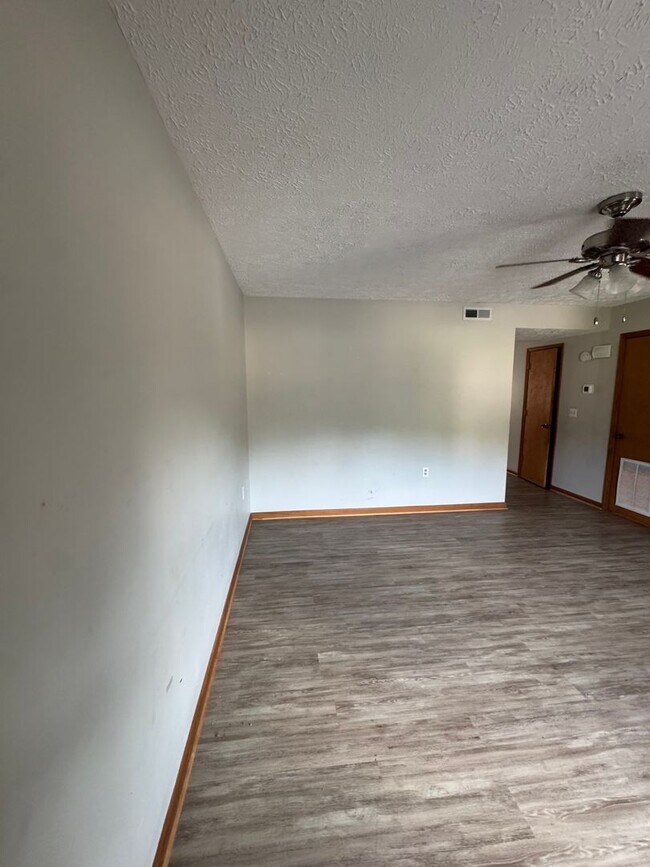 Foto del edificio - 4774 Mayfield Dr