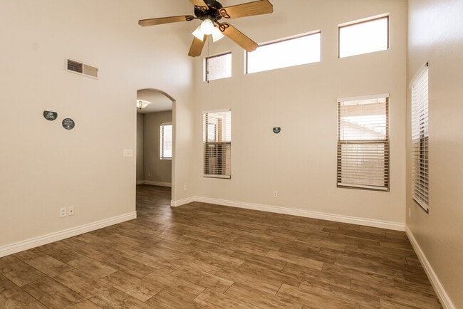 Foto del edificio - 8802 E University Dr