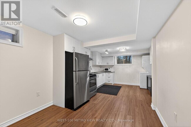 Building Photo - 3139 Dover Crescent