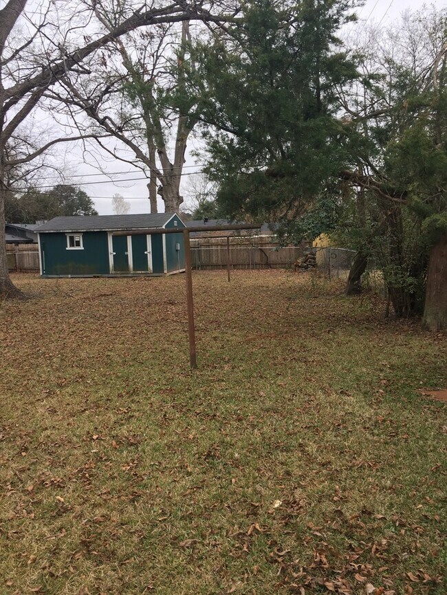 Building Photo - Shreve Island - Clean 3 bedroom, 2 bath
