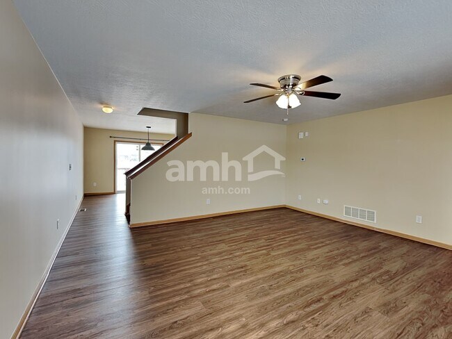 Building Photo - 69 Hutchison St