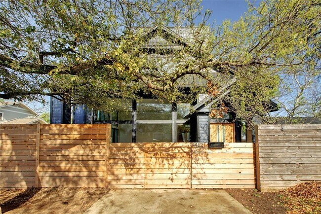 Foto del edificio - 4412 Caswell Ave