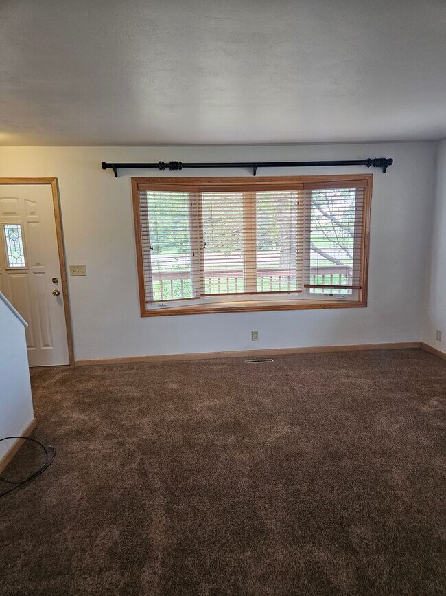 Building Photo - 3 Bedroom 1.5 Bath Home