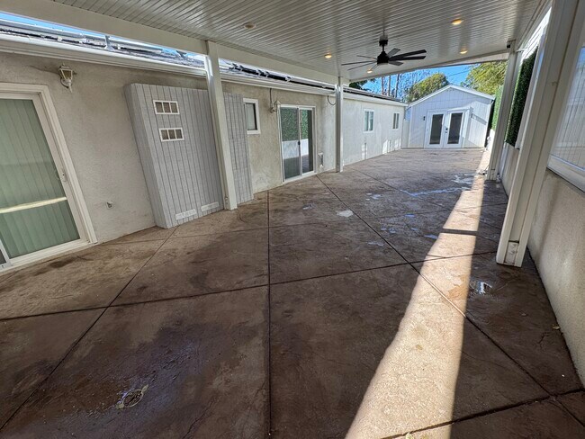 Foto del edificio - 1121 Calle Tulipan