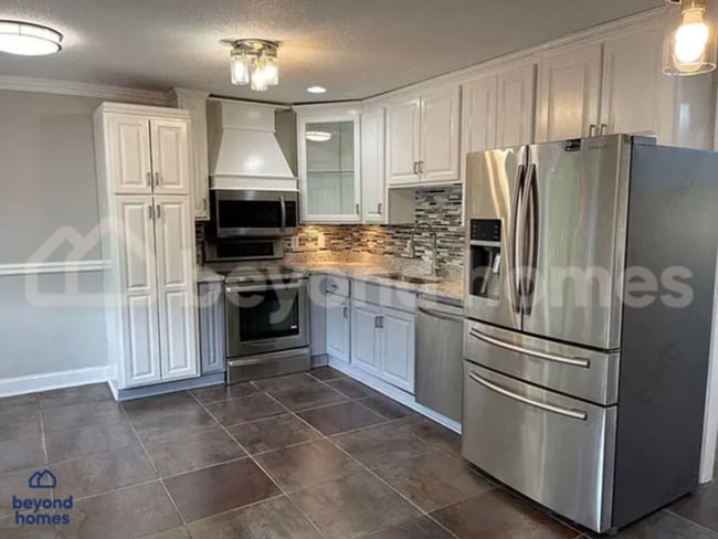 Building Photo - Updated 4-Bed Home Minutes from Downtown C...