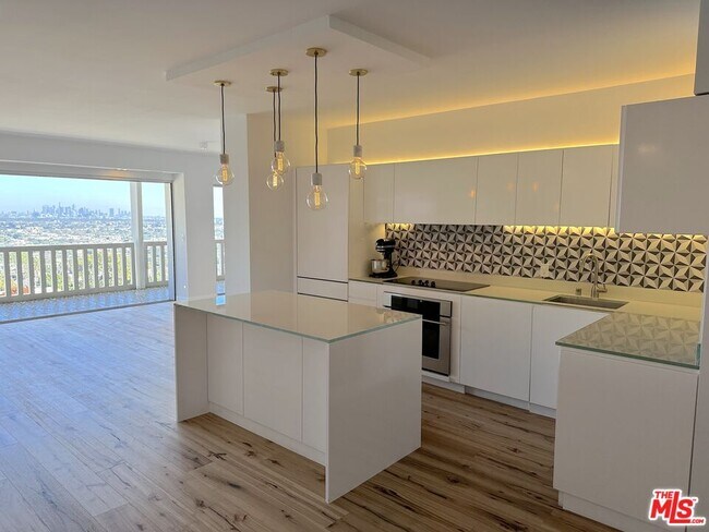 Building Photo - 999 N Doheny Dr