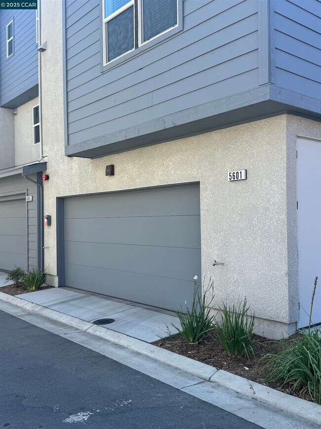 Building Photo - 5601 Linen Ct