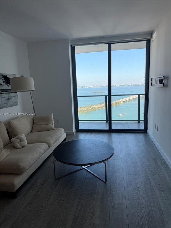 Foto del edificio - 501 NE 31st St