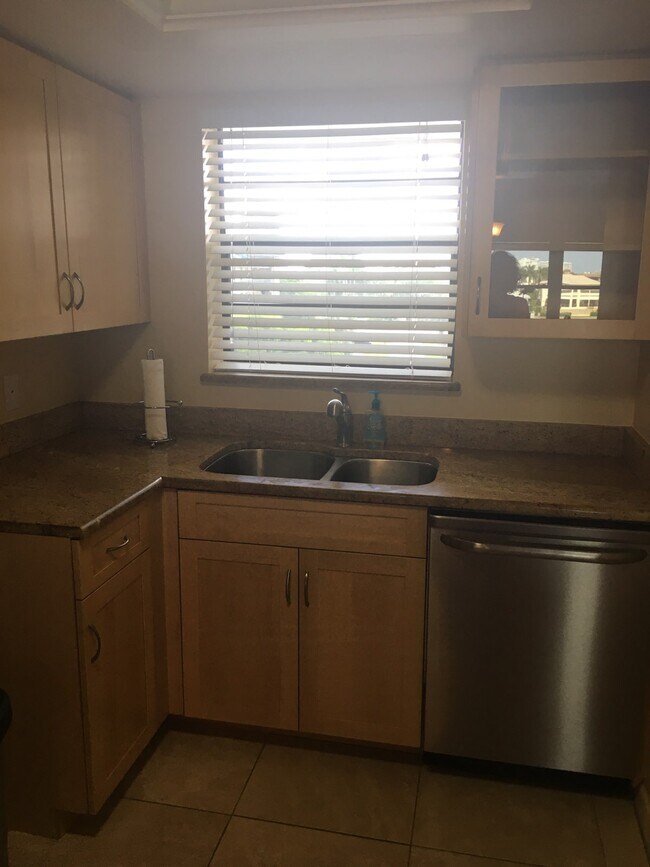 Building Photo - 271 Southbay Dr