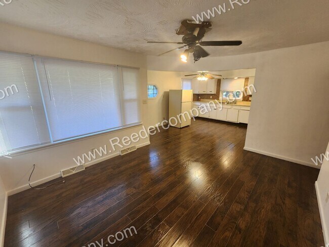 Building Photo - You can't miss out on this 2 bedroom 1 1/2...
