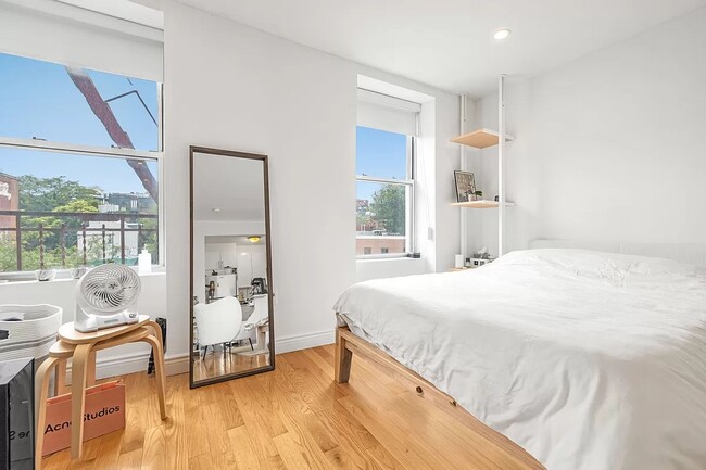Building Photo - 287 Bleecker St
