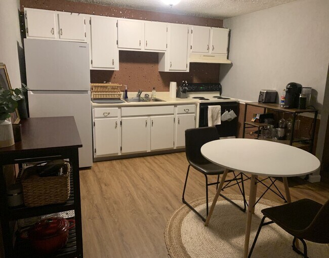 Building Photo - HR - 535 Calef 26