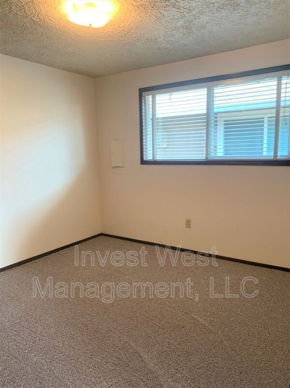 Building Photo - 556 NE Andresen Rd