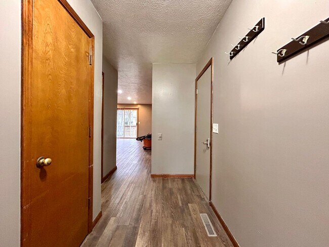 Foto del edificio - Four Bedroom Duplex in Kentwood - $400 OFF your 1st Month, Move-in by 2/15/26