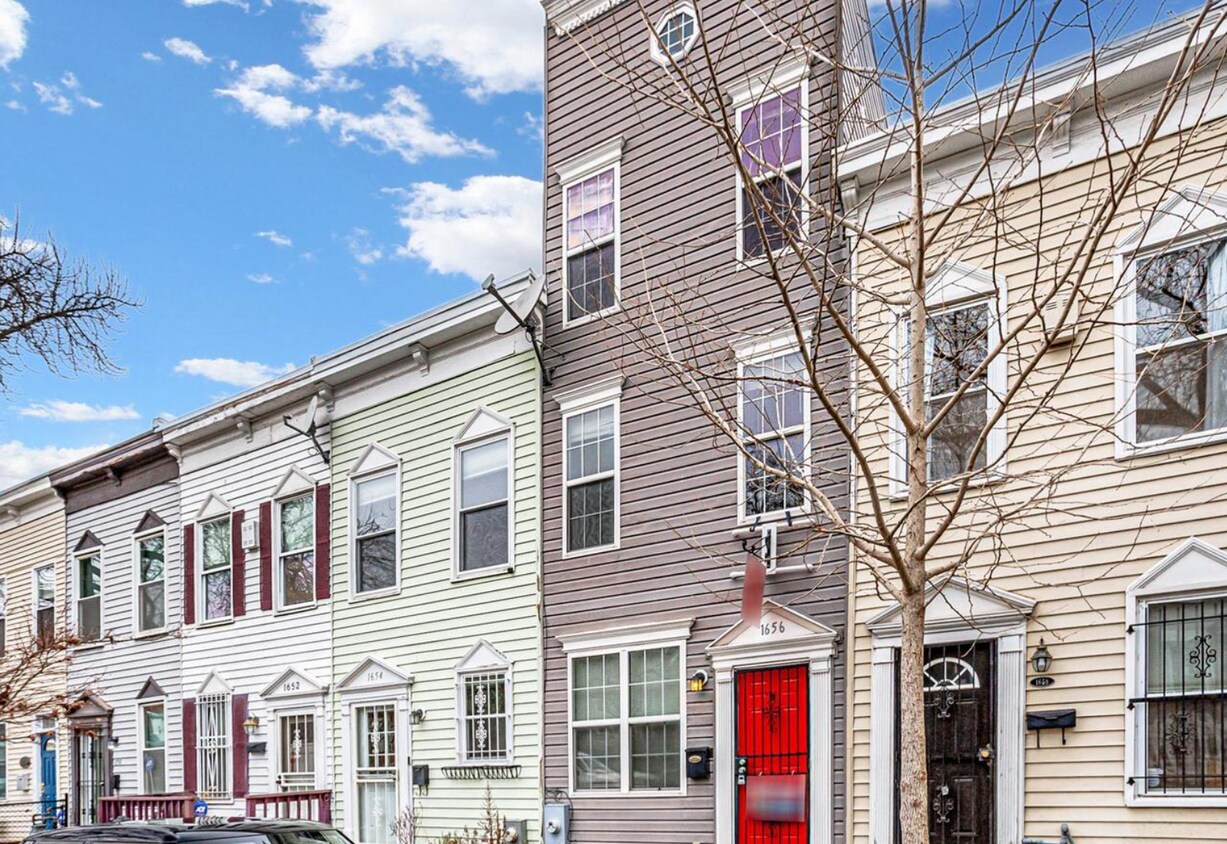 Foto principal - 1656 Kramer St NE