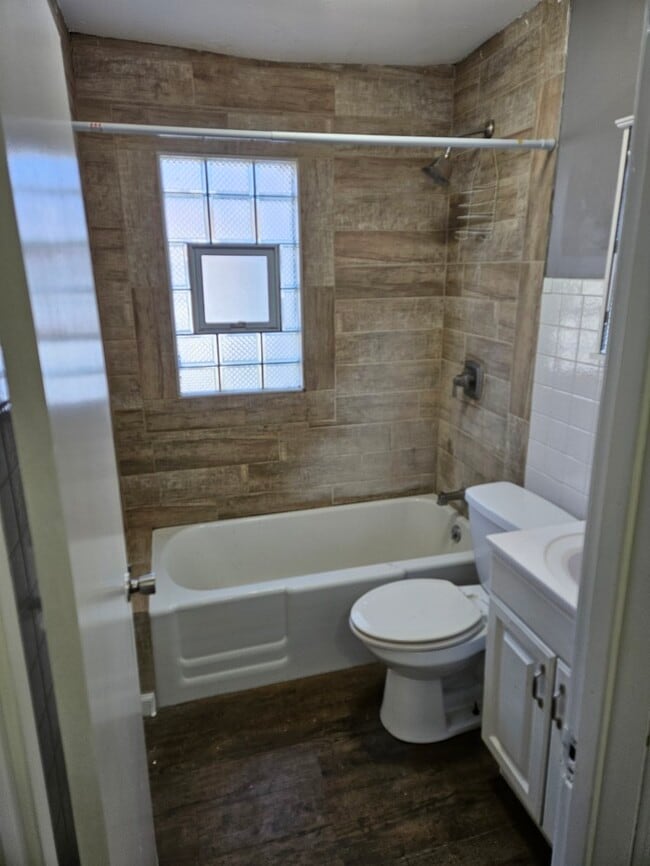 Foto del edificio - 4727 Massachusetts St