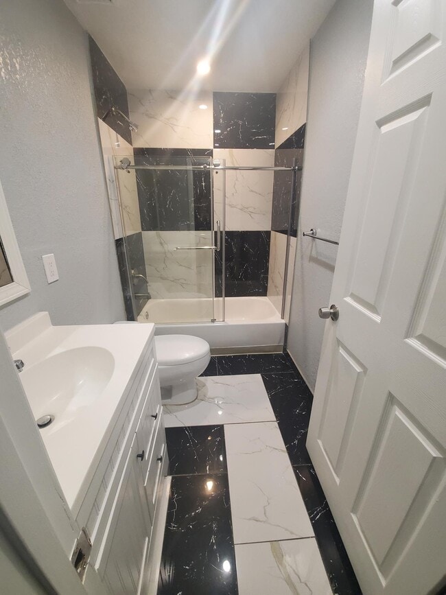 Building Photo - 511 E Roeser Rd