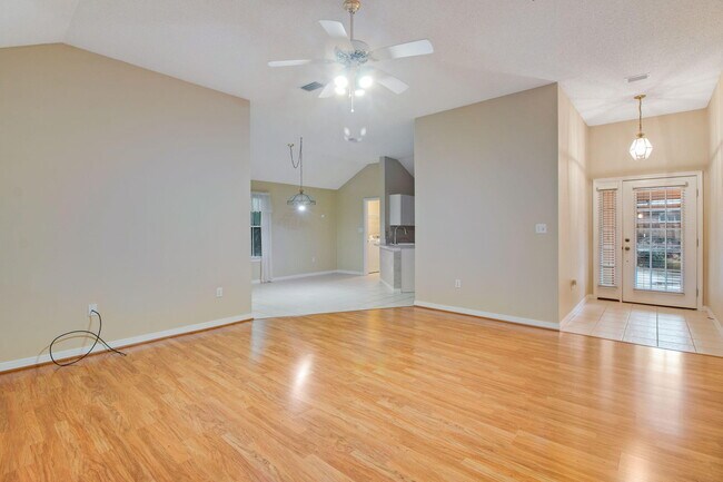 Foto del edificio - 366 Bay Tree Dr