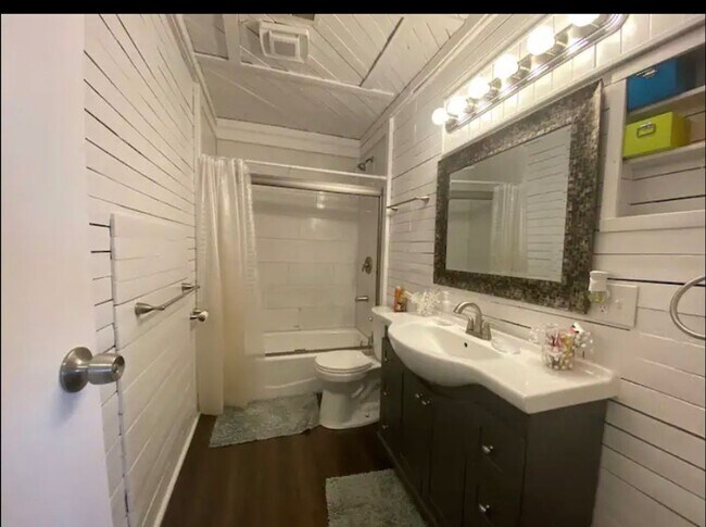 Building Photo - Charming 2 Bedroom Located in Maumee Schoo...