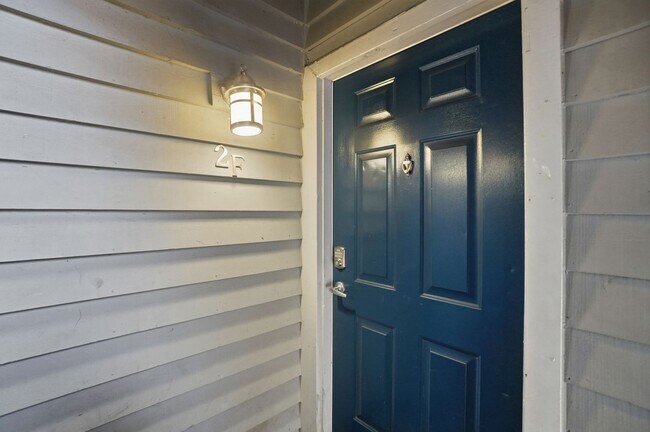 Foto del edificio - Uptown Living • Prime Location • City Views