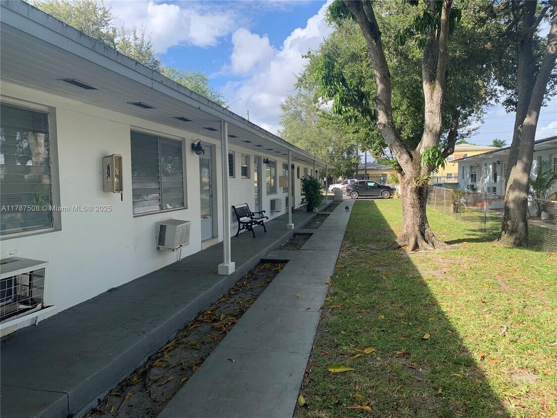 Foto principal - 696 NE 85th St