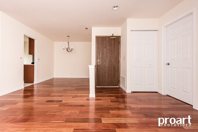 Puerta principal y armario - 6225 Trinity Dr