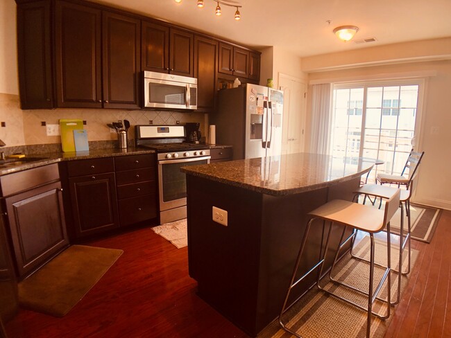 Building Photo - Beautiful and large 3 BR 2.5 BA townhouse/condo