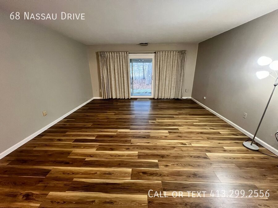 Foto principal - First Floor, 3 BR Condo in the Private Qua...