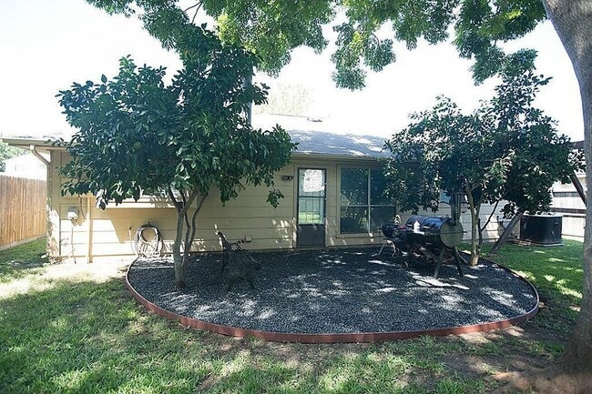 Foto del edificio - 2406 Broken Elm Dr