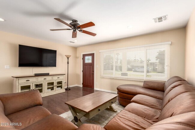 Foto del edificio - 722 E McLellan Blvd