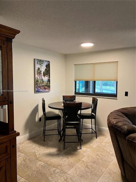 Foto del edificio - 15405 Miami Lakeway N